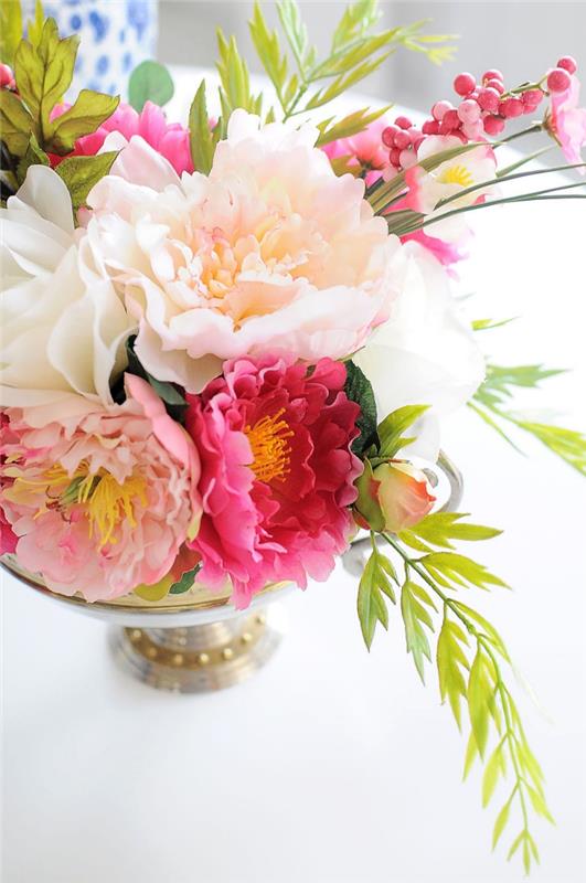 senovinis dubuo, pripildytas rožinių ir baltų gėlių bei žalių šakelių, pasidaryk pats stalo puošmena
