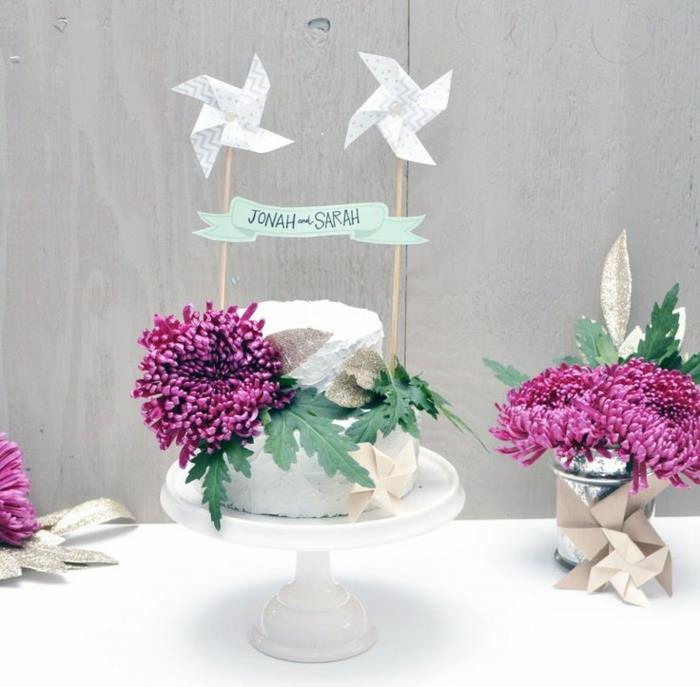 elegantno okrašena poročna torta, mini torta za torto z vetrnicami