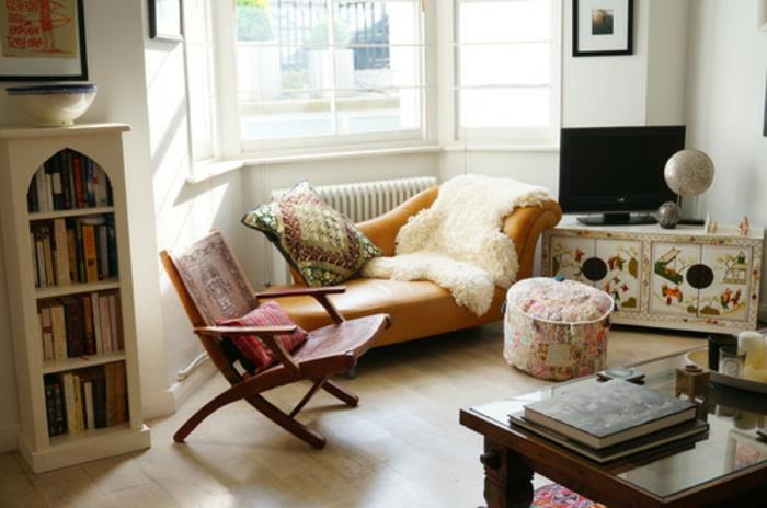 koza oturma odası dekor fikri, ahşap zemin, cam masa, sallanan sandalye, hardal sarısı kanepe