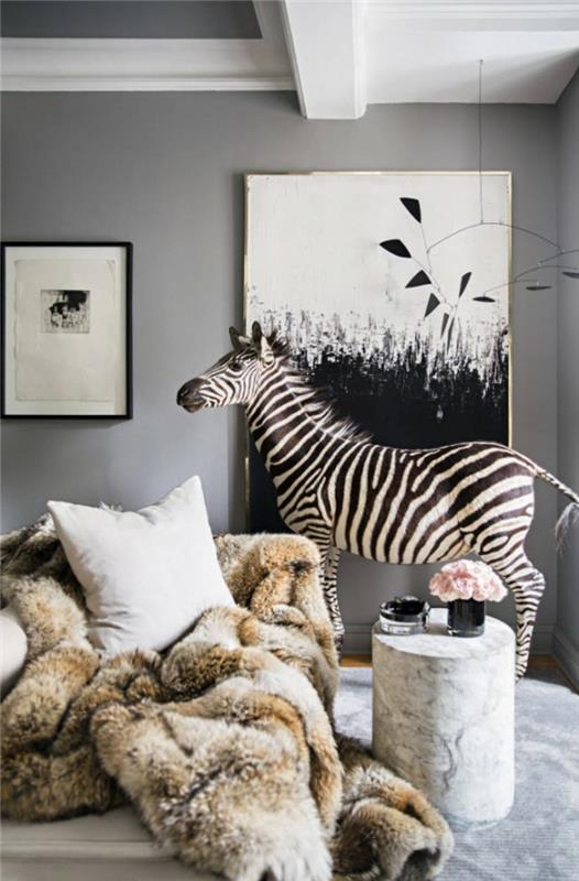 koza şeklinde oturma odası, gri duvarlar, dekoratif zebra, suni kürk ekose, dekoratif minderler, gri halı