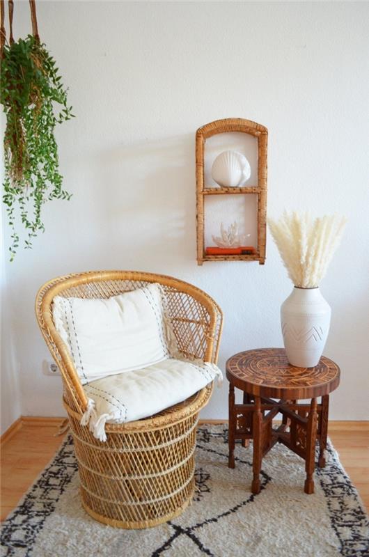 idėja, kaip papuošti egzotiškos dvasios poilsio kampelį balietiška kėdė ir maža siena iš rotango