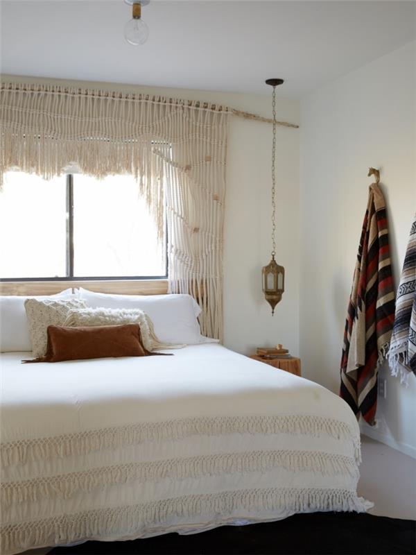 Modern boho tarzı ev dekorasyonu beyaz saçaklı yatak örtüsü perdeleri makrome halat başlık komodin ahşap komodin