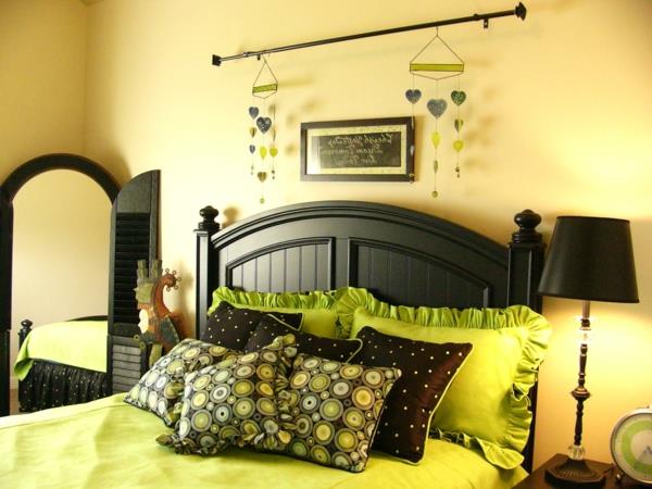 veidrodis-apdaila-žalia-geltona-pavasario-lapų-lova-miegamasis