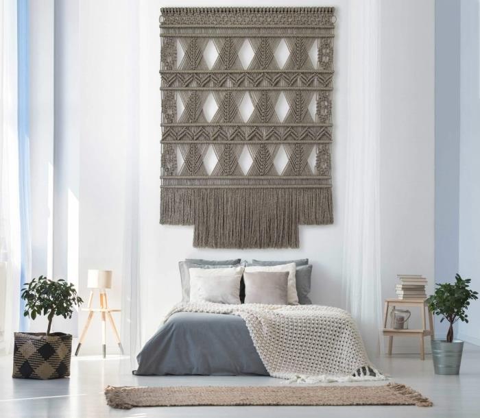 modern beyaz yatak odası dekorasyonu saksı metal mobilya hafif ahşap örgülü saksı ekici yeşil bitkiler asılı ip makrome gri