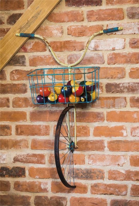 Naredi sam, ideja za dekoracijo sten, ki jo preprosto naredite s kolesom in reciklirano košaro, ki visi na steni