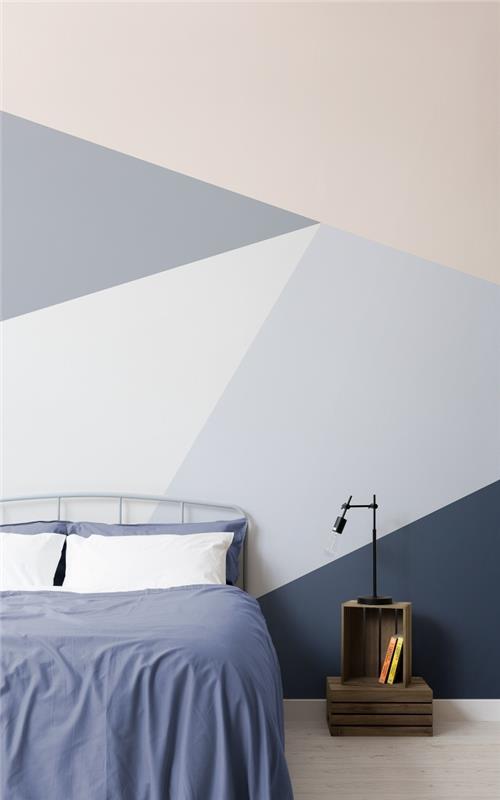 dekoracija majhne spalnice geometrijsko slikanje spalnice trikotniki odtenki sive in bež leseno pohištvo iz gajbice