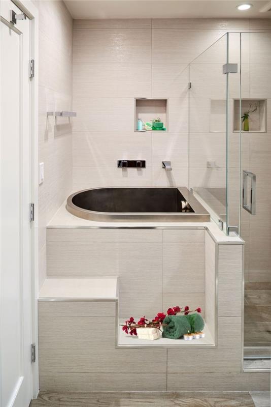 mažas vonios modelis mažame vonios kambaryje, dekoruotas neutraliomis spalvomis ir natūralaus akmens akcentais