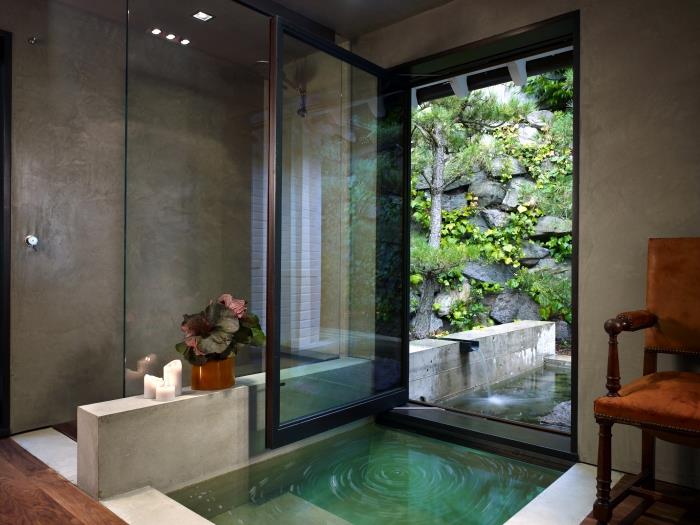 natūralus vonios kambario dizainas su baseinu, modernus zen stiliaus dizainas pilkame vonios kambaryje su tamsios medienos grindimis