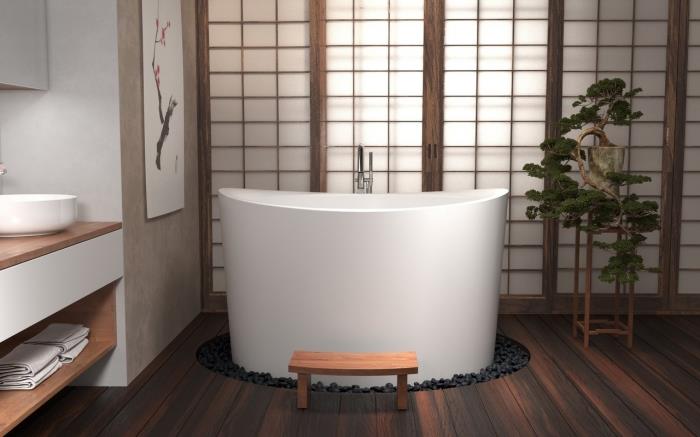 Japoniškos vonios modelis mažame sode su juodais akmenukais, vonios kambario apdaila balta, ši smėlio spalva su medžio akcentais