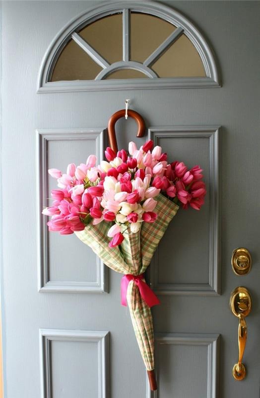 DIY dekoracija za pomlad, DIY dekoracija vrat z visečim dežnikom in napolnjena s svežim cvetjem