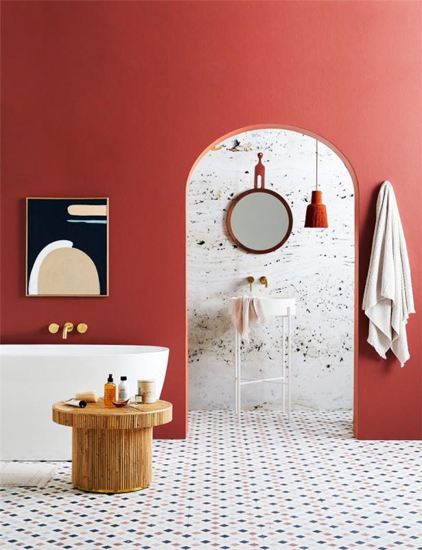 madingas vonios kambario dekoras modernaus stiliaus terakotos dažų spalvos plytelės baltos grindys medinis kavos staliukas laisvai stovinti vonia