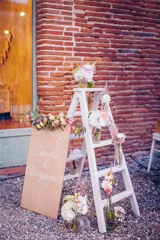 poročna soba-dekoracija-z-lesenimi-lestev-in-rožicami-kmečka-poročna dekoracija