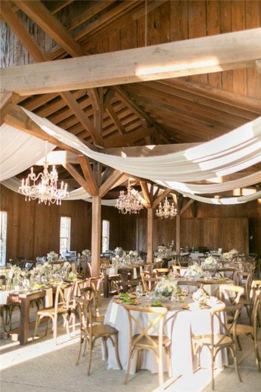 poročna soba-dekoracija-v-svetlem-lesu-beli prti-poroka-miza-barokni lestenec