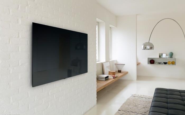 minimalist oturma odası dekorasyonu zemin lambası metal kaplama duvar beyaz tuğla tv duvarı