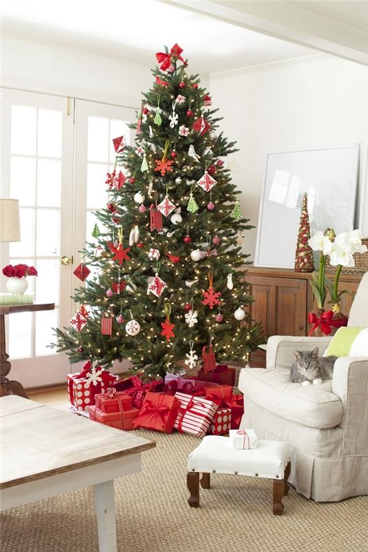 raudona ir balta Kalėdų tema svetainės dekoravimas mediniai baldai balti foteliai gražiausios papuoštos Kalėdų eglutės