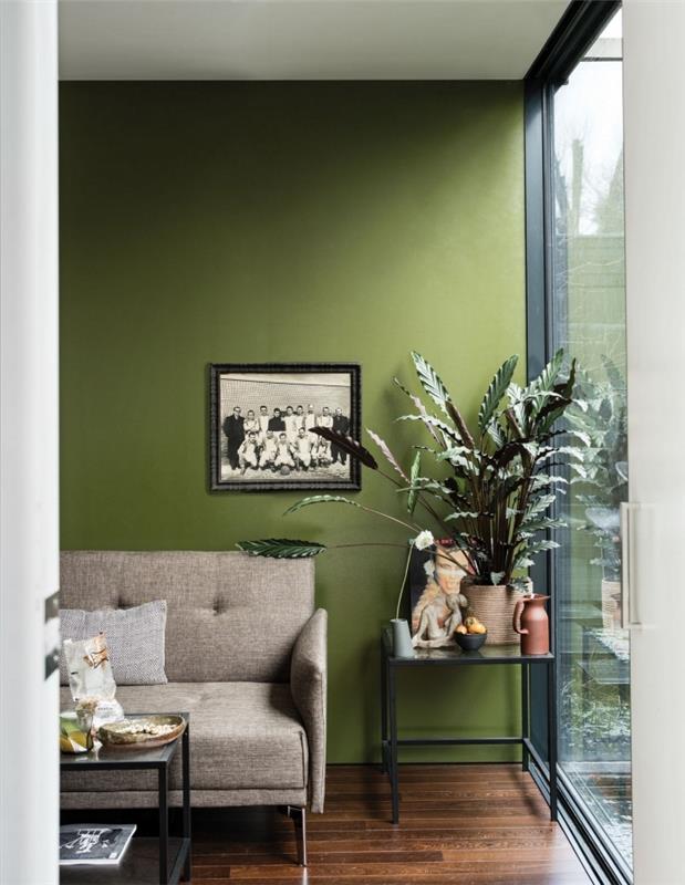 dekoracija dnevne sobe zelena rastlinska mizica barva kovine barvanje dnevne sobe trend 2021