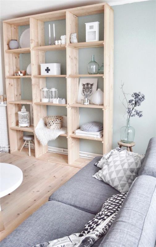 Skandinaviškas dekoravimas-pilka-sofa-ir-mediniai kauliukai