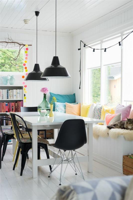 Skandinaviškas-dekoravimas-baltas-stačiakampis-stalas-ir-keletas dekoratyvinių pagalvėlių