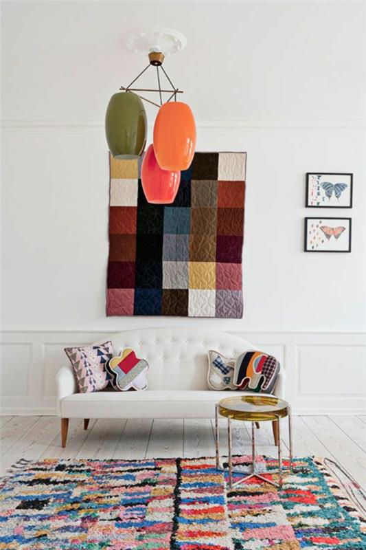 skandinaviškas dekoravimas-linksmas kilimas ir spalvinga panelė