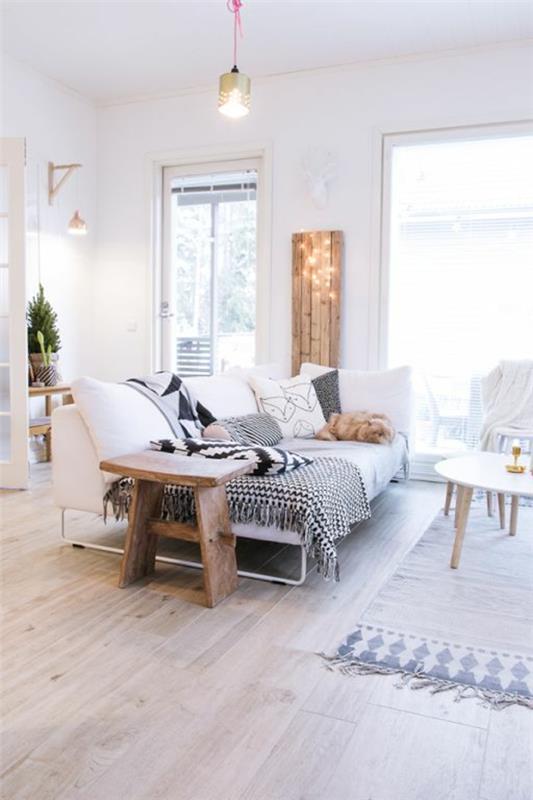 Skandinaviškas dekoravimas-sofa-lova ir pakabinami šviestuvai