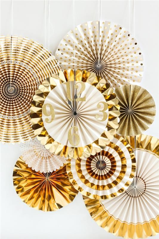 zlate papirnate rozete za elegantno praznično dekoracijo, zlata papirnata vetrnica z različnimi vzorci