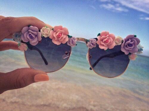 idėja, kaip suasmeninti savo akinius nuo saulės, įvairiaspalves rožines gėles, vasaros paplūdimio dvasią, lengvą pasidaryk pats