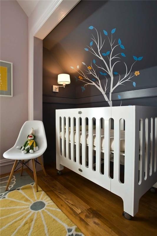 papuošti vaiko kambarį, vientisą lovą, baltą skandinavišką kėdę, blyškios spalvos sienas