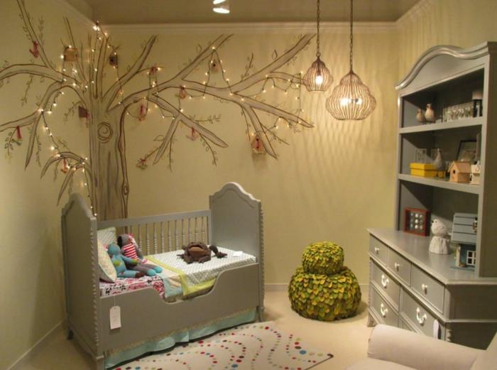 papuošti vaiko kambarį, sienos medis nupieštas ir papuoštas šviesia girlianda, pilka lentyna