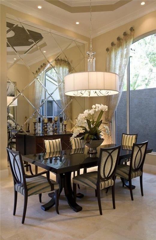 papuošti-svetainę-dekoratyviniu-veidrodiniu veidrodžiu-kėdėmis-ir-stalu-tamsaus medžio