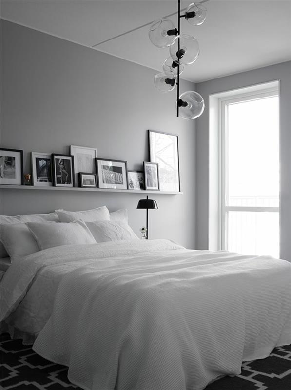 moderni suaugusiųjų miegamojo apdaila, balta sieninė lentyna, balta lova, originali lubų lempa, baroko kilimas