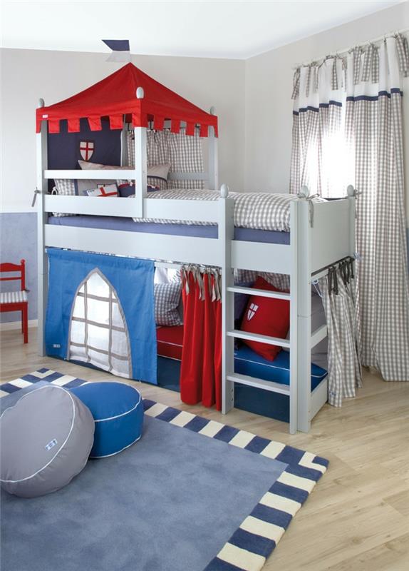 pilkas kilimas, apvalios kėdės, lova su pilies stogu, languota užuolaida, mėlynas berniuko miegamasis
