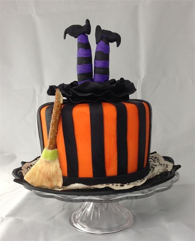 cadılar bayramı pastası dekorasyon mor ve siyah çorap fondan şeker oluşturma turuncu ve siyah fondan süpürgeler