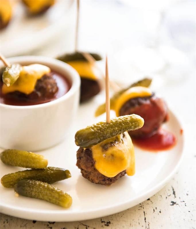 tapas receptas vakarienei faršo kotletuose su čederio sūriu, marinuotu agurku ir pomidorų padažu