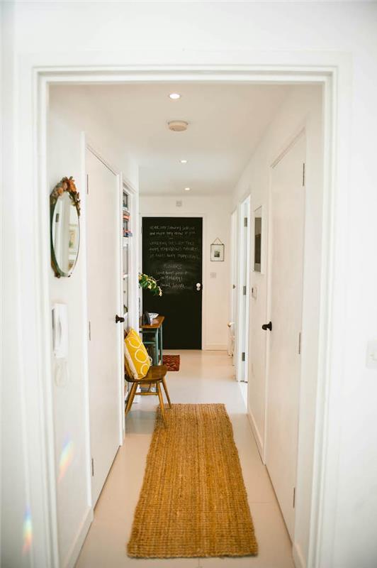 karatahta kapılı bir koridorun kapılarını beyaza boyamak için ne renk