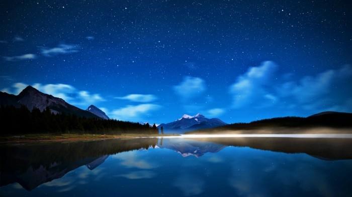 göl kenarında gece gökyüzünü görmek