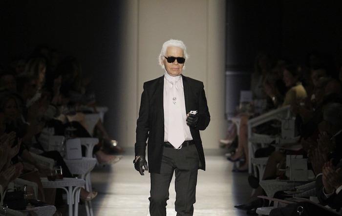 19 Şubat'ta kanserden ölen Karl Lagerfeld'in Chanel şovunun ardından podyumda çekilmiş fotoğrafı