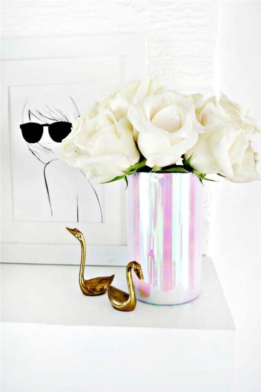 holografinė stalo puošmena, pilka ir rožinė vaza, pripildyta baltų rožių, meninis piešinys, auksinės dekoratyvinės gulbės