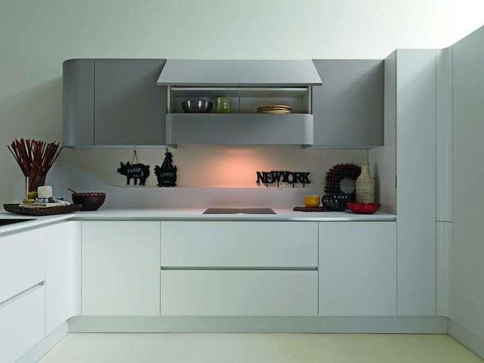 sodobna svetlo siva kuhinjska omara, oblikovalska kuhinja z belimi in sivimi omarami