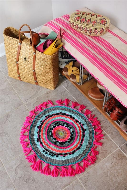 mini ponpon ve püskül süslemeli diy yuvarlak ipli kilim örneği, bohem veya hippi tarzı kilim modeli
