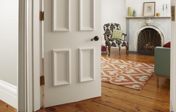durų apdaila lengvai pasiekiama naudojant paprastus dekoratyvinius bagetus, kuriuos galite dažyti kontrastinga spalva