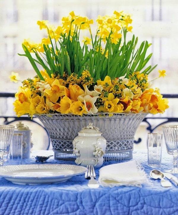 dekoracija-s-cvetjem-šopek-miza