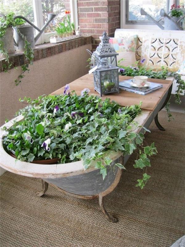 recikliranje stare kadi na cvetličnih nogah z desko za izdelavo izvirne mize za kavo, baklonske dekoracije na zunanji terasi