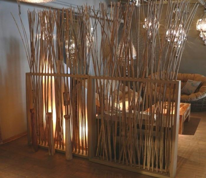 bambu-duvar-salon-lambalar-koltuk-ve-kanepe-ahşap-masa