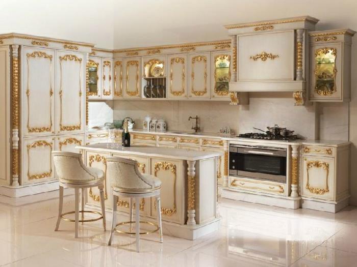 baročna dekoracija, bela kuhinja z zlatim okrasjem, marmorna tla