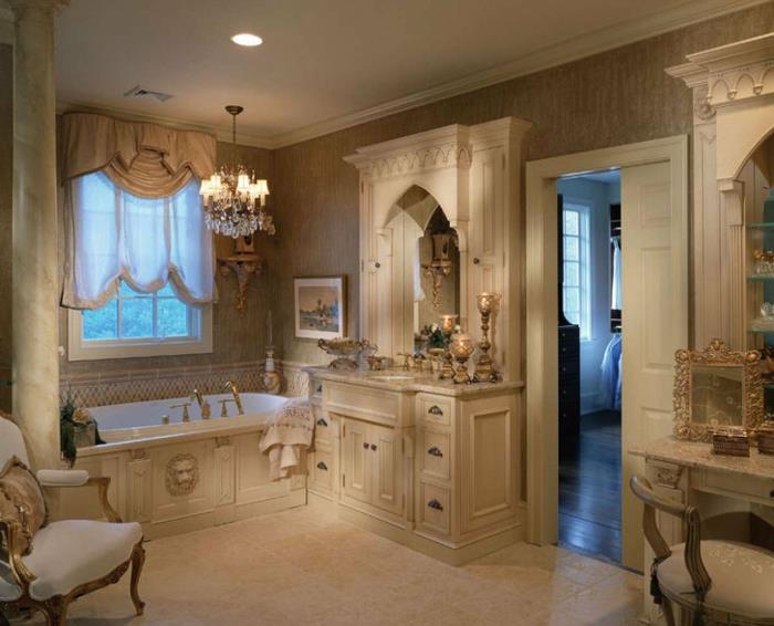baročna dekoracija, kopalnica, kad, kristalni lestenec, beli strop