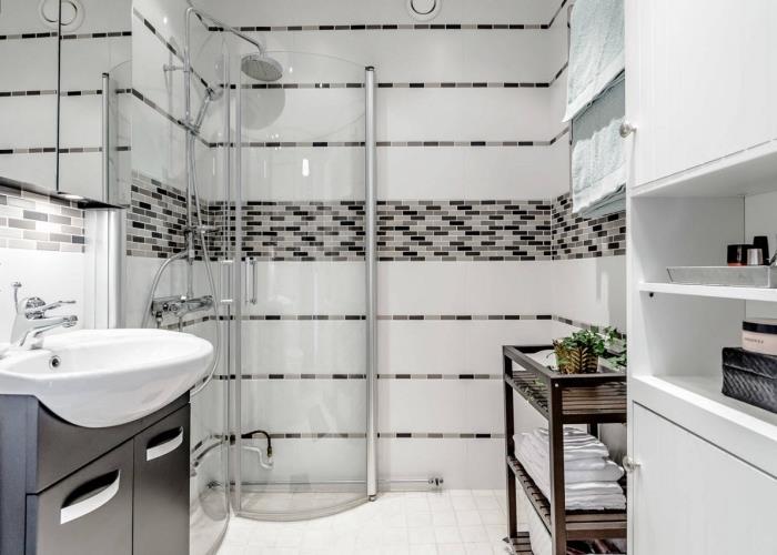 ideja kopalniškega dekorja 5m2 v beli in črni barvi s stenskimi ploščicami ter odprto in zaprto omaro za shranjevanje