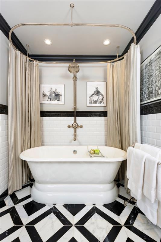 kopalniška omara v beli in črni barvi z belimi marmornimi ploščicami in črnimi geometrijskimi vzorci, zlatimi zavesami za kad