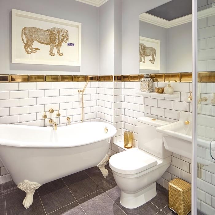 sodobna kopalnica s tradicionalnimi lastnostmi s stensko oblogo iz bele in zlate opeke, samostojna bela kad na sivih tleh