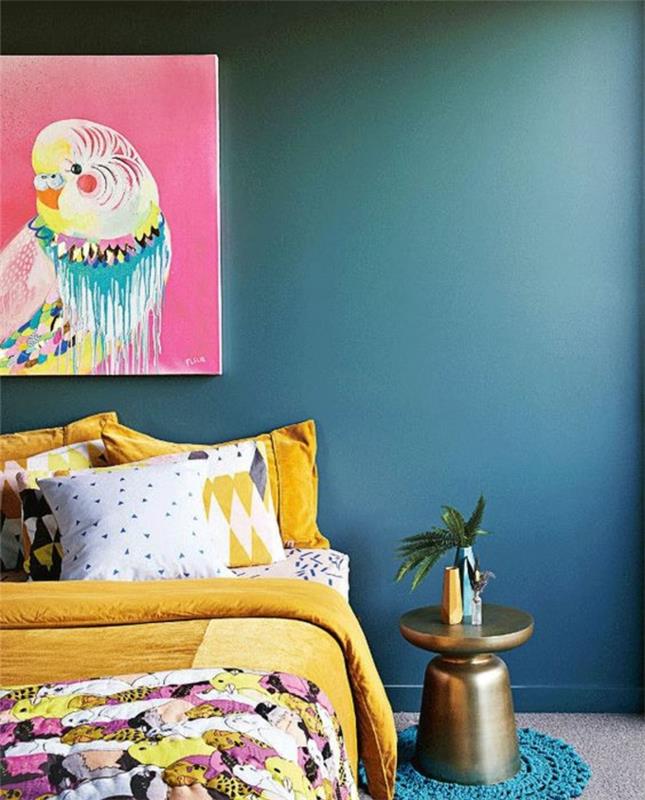 ördek mavisi dekor, duvar rengi ve sarı nevresim, rengarenk battaniye, boyama, duvar kaplaması, pembe arka planda papağan, tasarımcı sehpa, rengarenk minderler