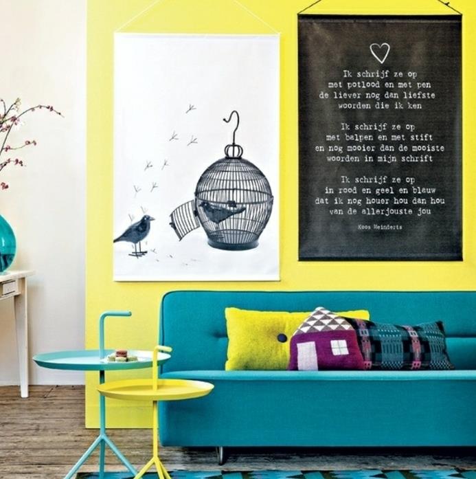 ördek mavisi dekoru sarı, sarı vurgulu duvar ve masa, mavi kanepe ve halı, siyah beyaz poster duvar dekoru, kuş sandığı tasarımı ile nasıl birleştireceğinize dair fikir